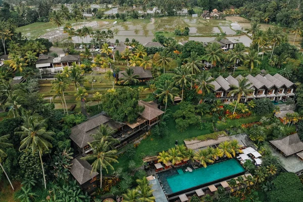 Vista Aérea Hotel Luxo Com Moradias Telhado Palha Piscinas Selva — Fotografia de Stock