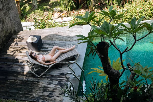 Mujer Morena Bikini Beige Relajante Tumbada Sillón Piscina Cerca Piscina —  Fotos de Stock