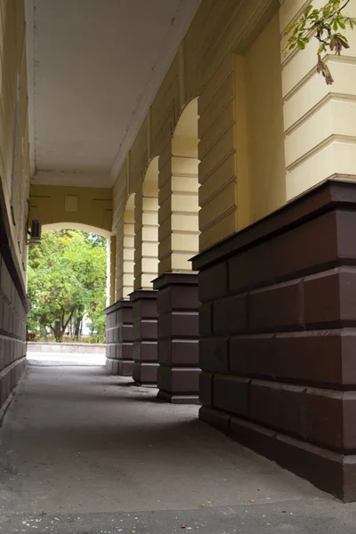 Kemerlerinizi sıcak renklerde takın. Sokağın manzarası. Sonbahar