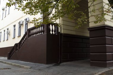 Taş merdiven, eve giriş, doğal korkuluk, sıcak çam, şehir konsepti.