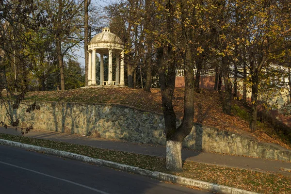 Fényes Rotundája Kerek Kupola Oszlopok Őszi Park — Stock Fotó