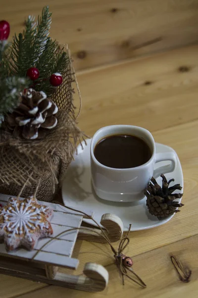 Günaydın! Günaydın! Yeni yıl! Bir fincan kahve. Noel ağacı. Tatil.