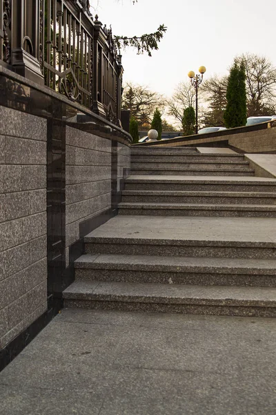 一个有石阶和锻铁栏杆的楼梯降临了 城市的概念 — 图库照片