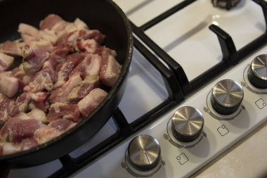 Et tavada kızartılmış. Boş yemek..