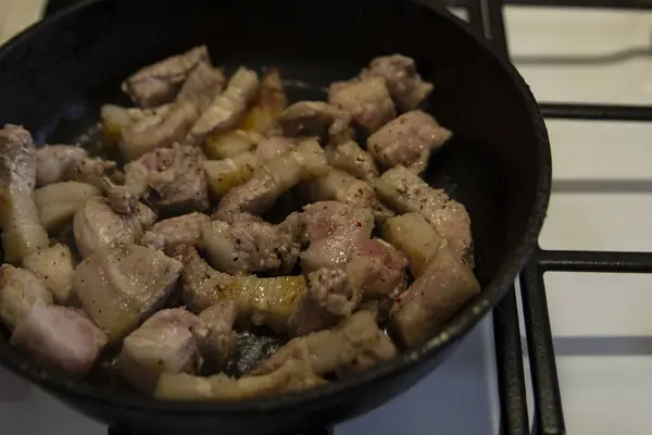 Et tavada kızartılmış. Boş yemek..