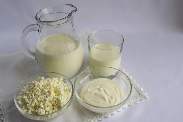 Bardakta Süt Beyaz Arka Planda Süzme Peynir Ekşi Krema Kahvaltıda — Stok fotoğraf