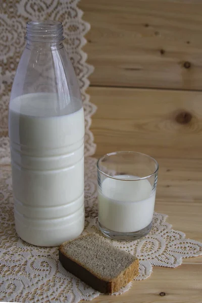 Eine Flasche Und Ein Glas Milch Auf Einem Warmen Hintergrund — Stockfoto