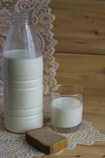 Una Botella Vaso Leche Sobre Fondo Cálido Pedazo Pan Negro —  Fotos de Stock