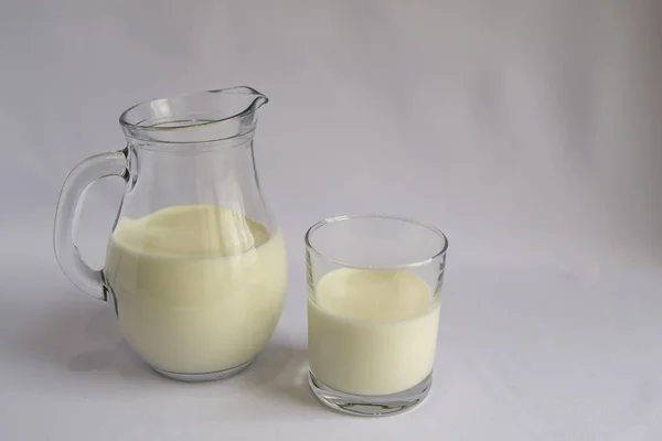 Μια Κανάτα Και Ένα Ποτήρι Γάλα Απομονωμένο Φόντο Πρωινό Απλό — Φωτογραφία Αρχείου