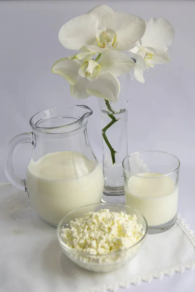 Milch Einem Krug Quark Einer Glasschüssel Eine Weiße Orchideenblume Weißer — Stockfoto