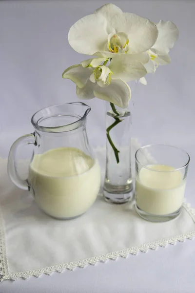 Die Milch Der Kanne Und Ein Glas Eine Blume Der — Stockfoto