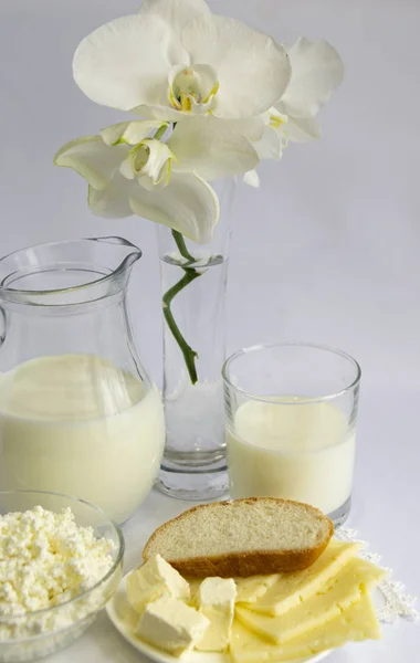 Milch Quark Käse Weißbrot Und Weiße Orchideenblüten Heller Hintergrund Guter — Stockfoto