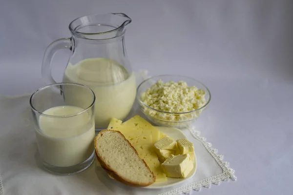 Leche Queso Mantequilla Requesón Pan Blanco Sobre Fondo Claro Buenos —  Fotos de Stock