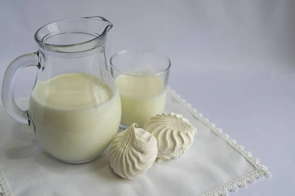 Leche Una Jarra Vaso Malvaviscos Productos Sobre Fondo Blanco —  Fotos de Stock