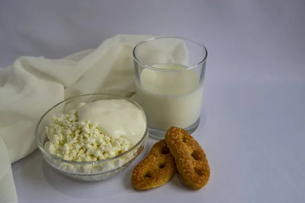 Milch Glas Kekse Quark Auf Weißem Hintergrund Leerlauf Guten Morgen — Stockfoto