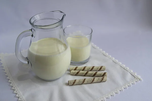 Süt ve cam sürahi, kurabiye. Beyaz arka plan. İzole edilmiş. Sağlıklı yiyecekler. Günaydın..