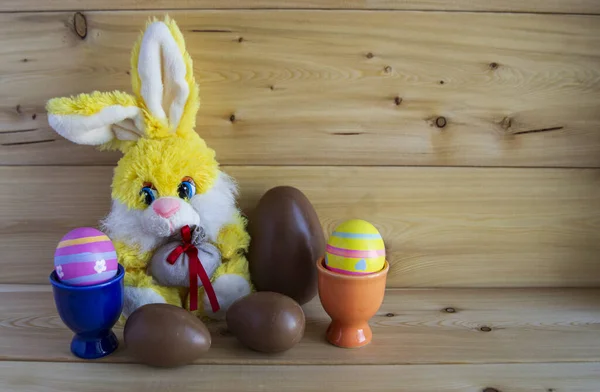 Paskalya oyuncak tavşanı, süslü ve çikolatalı yumurta, hayır.