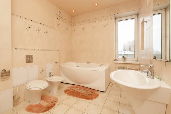 Salle de bain dans un immeuble — Photo