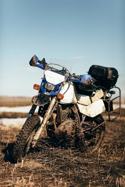 Motocicleta Suja Sem Motociclista Campo — Fotografia de Stock