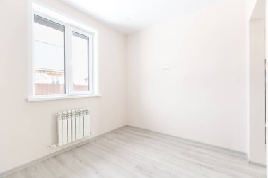Mobilyasız ev ya da daire parlak renklerde