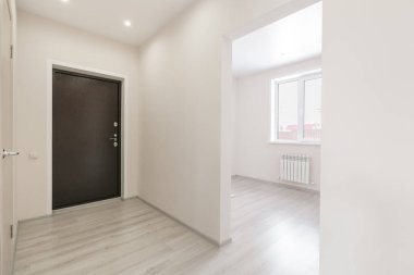 Mobilyasız ev ya da daire parlak renklerde
