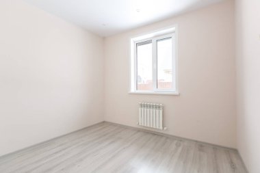 Mobilyasız ev ya da daire parlak renklerde