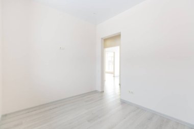 Mobilyasız ev ya da daire parlak renklerde