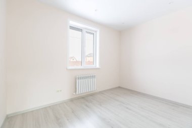 Mobilyasız ev ya da daire parlak renklerde