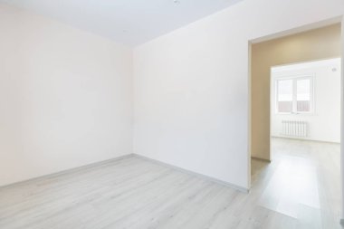 Mobilyasız ev ya da daire parlak renklerde