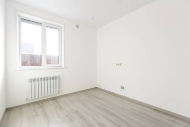 Mobilyasız ev ya da daire parlak renklerde