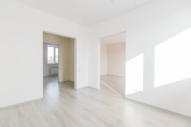 Mobilyasız ev ya da daire parlak renklerde