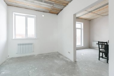 Mobilyasız ev ya da daire parlak renklerde