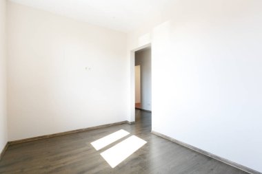 Mobilyasız ev ya da daire koyu renkli.