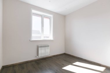 Mobilyasız ev ya da daire koyu renkli.