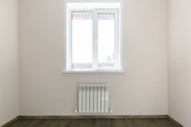 Mobilyasız ev ya da daire koyu renkli.