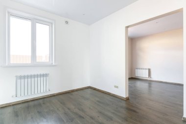 Mobilyasız ev ya da daire koyu renkli.