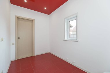 Mobilyasız ev ya da daire parlak renklerde