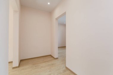 Mobilyasız ev ya da daire parlak renklerde