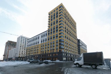 Aşağıdan yukarıya çok katlı bir binanın ön cephesi