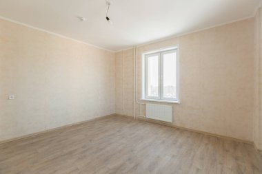 Mobilyasız ev ya da daire parlak renklerde