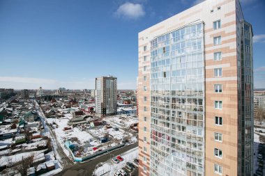 Mobilyasız ev ya da daire parlak renklerde