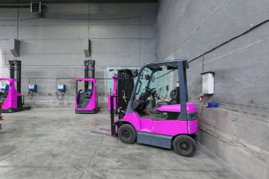 Forklift depoda şarj oluyor.