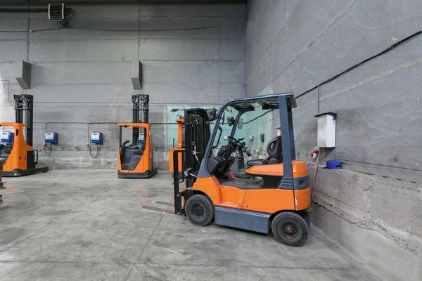 Forklift depoda şarj oluyor.