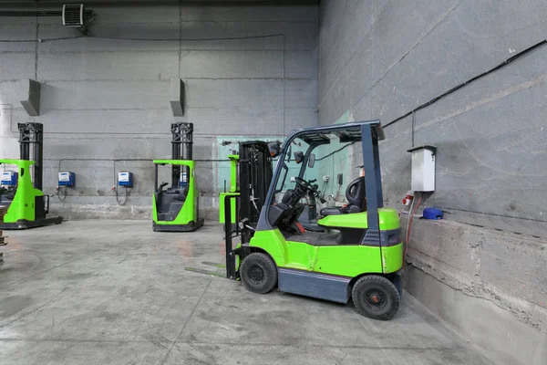 Forklift depoda şarj oluyor.