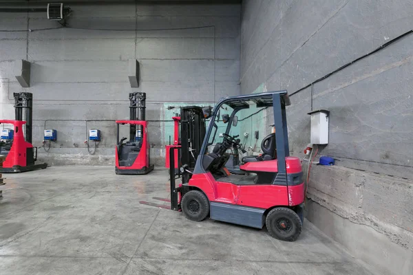 Forklift depoda şarj oluyor.