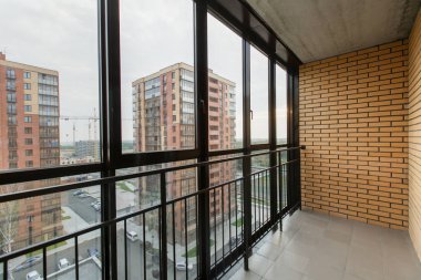 Dairenin içi parlak renklerle dekorasyonsuz.