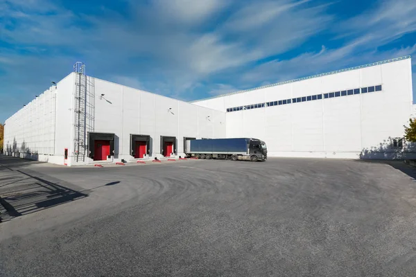 Black Truck Blue Trailer Unloading Warehouse Warehouse Complex Asphalt Pad — Stock Photo, Image