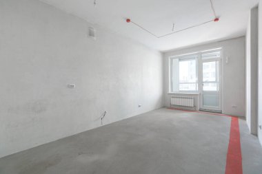 Dairenin ya da oturma odasının içi dekorasyonsuz. Güzel bitiş duvarları.