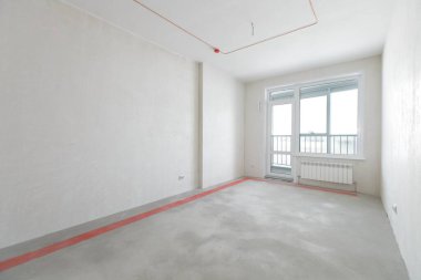 Dekorasyonsuz evin içi. Güzel bitiş duvarları.
