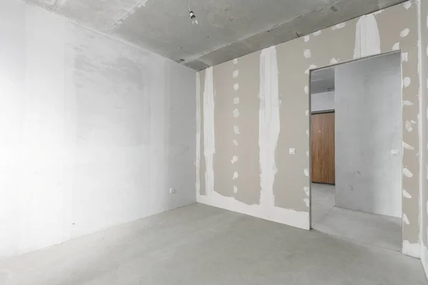 没有灰色装饰的公寓的内部 — 图库照片